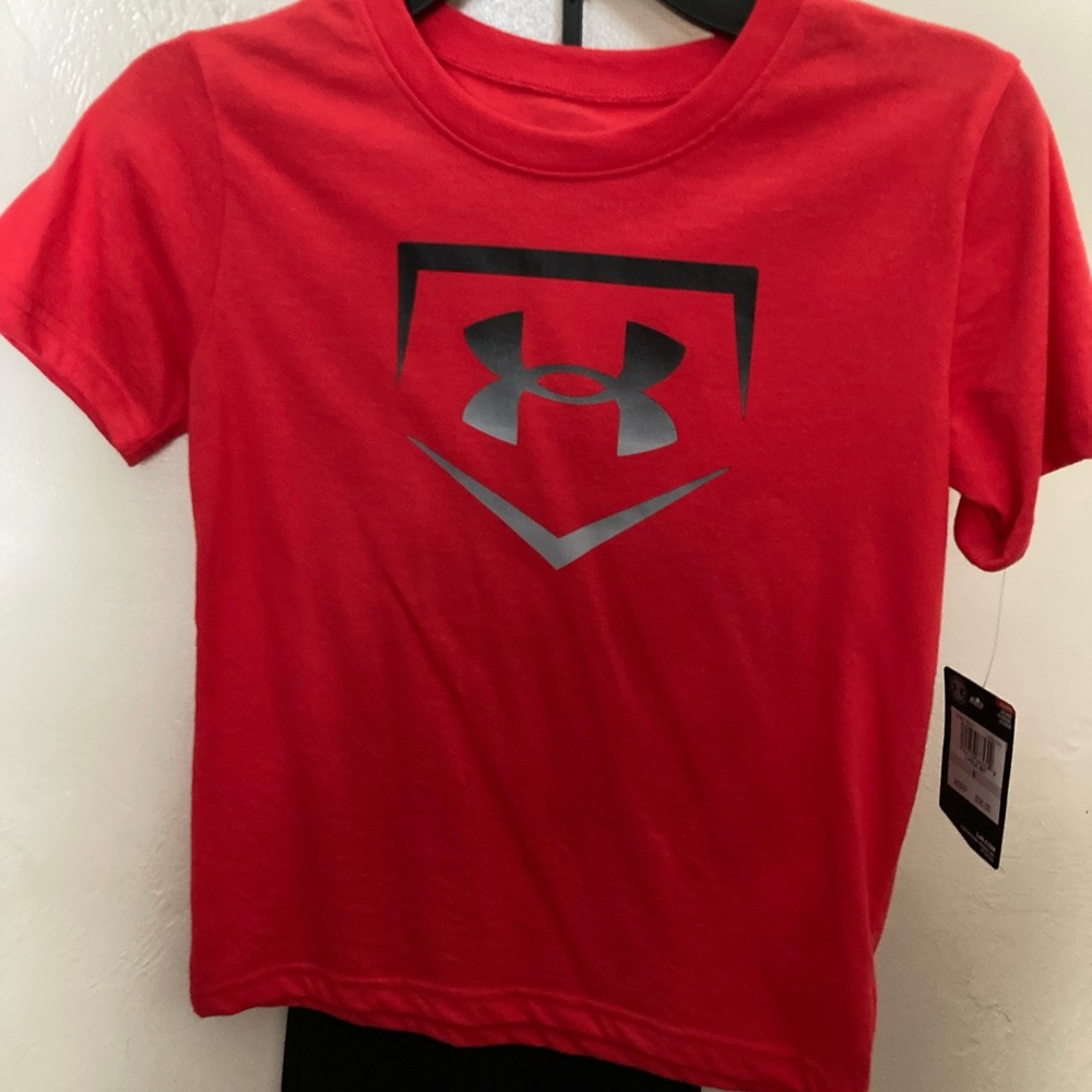 Under Armour Boys 2 PC set. Size 6, shortsleeved jersey and shorts. Logos